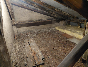 Zateplení stropu rodinného domu pomocí foukané izolace